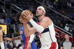 开云体育APP下载-丹佛掘金鏖战罗马，Kanavi攻防两端统治比赛顶尖较量小组赛，留下经典瞬间的简单介绍