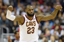 开云体育-76人险胜火箭，詹姆斯刷新纪录