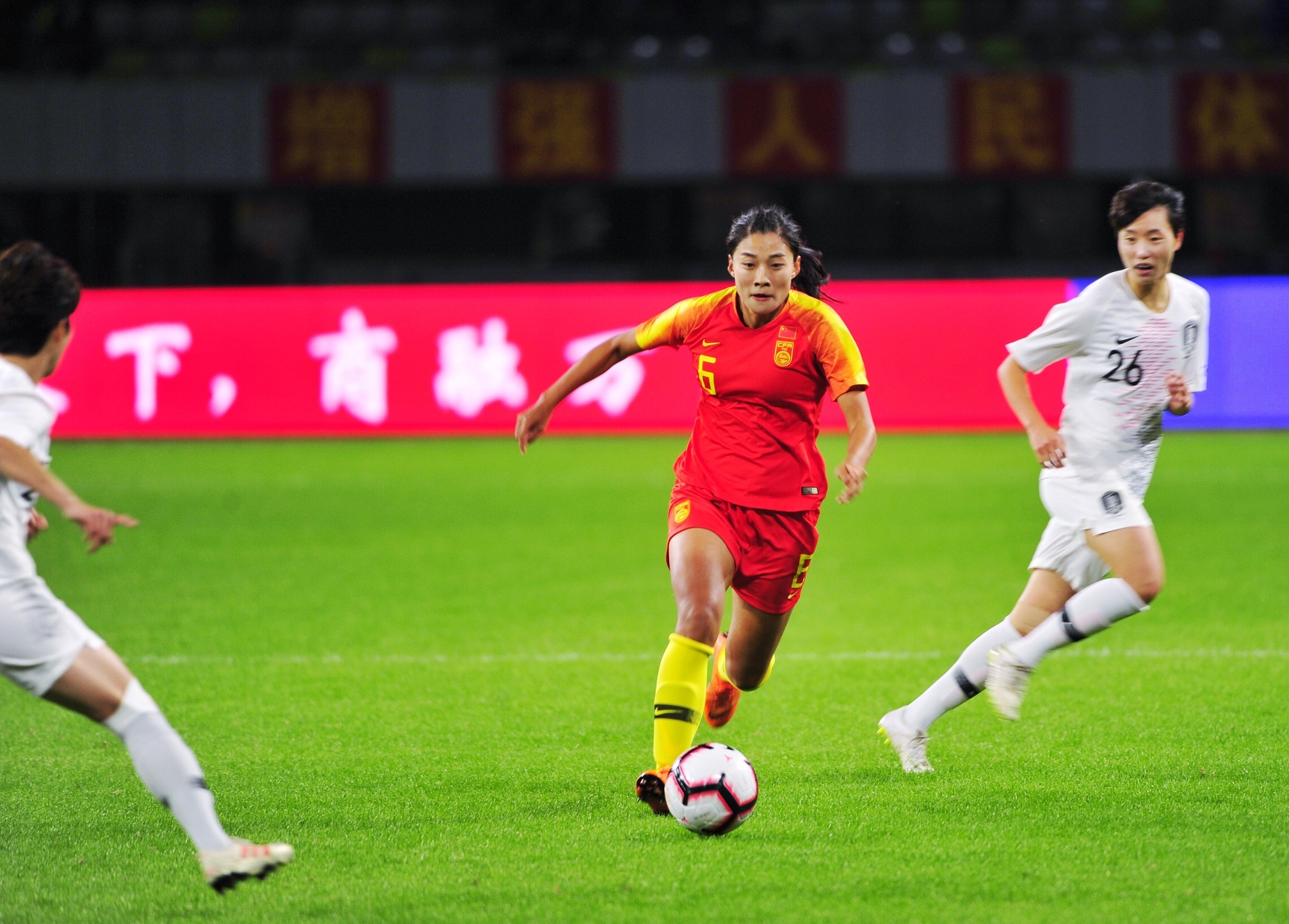 女足精彩对决，中国队勇夺胜利