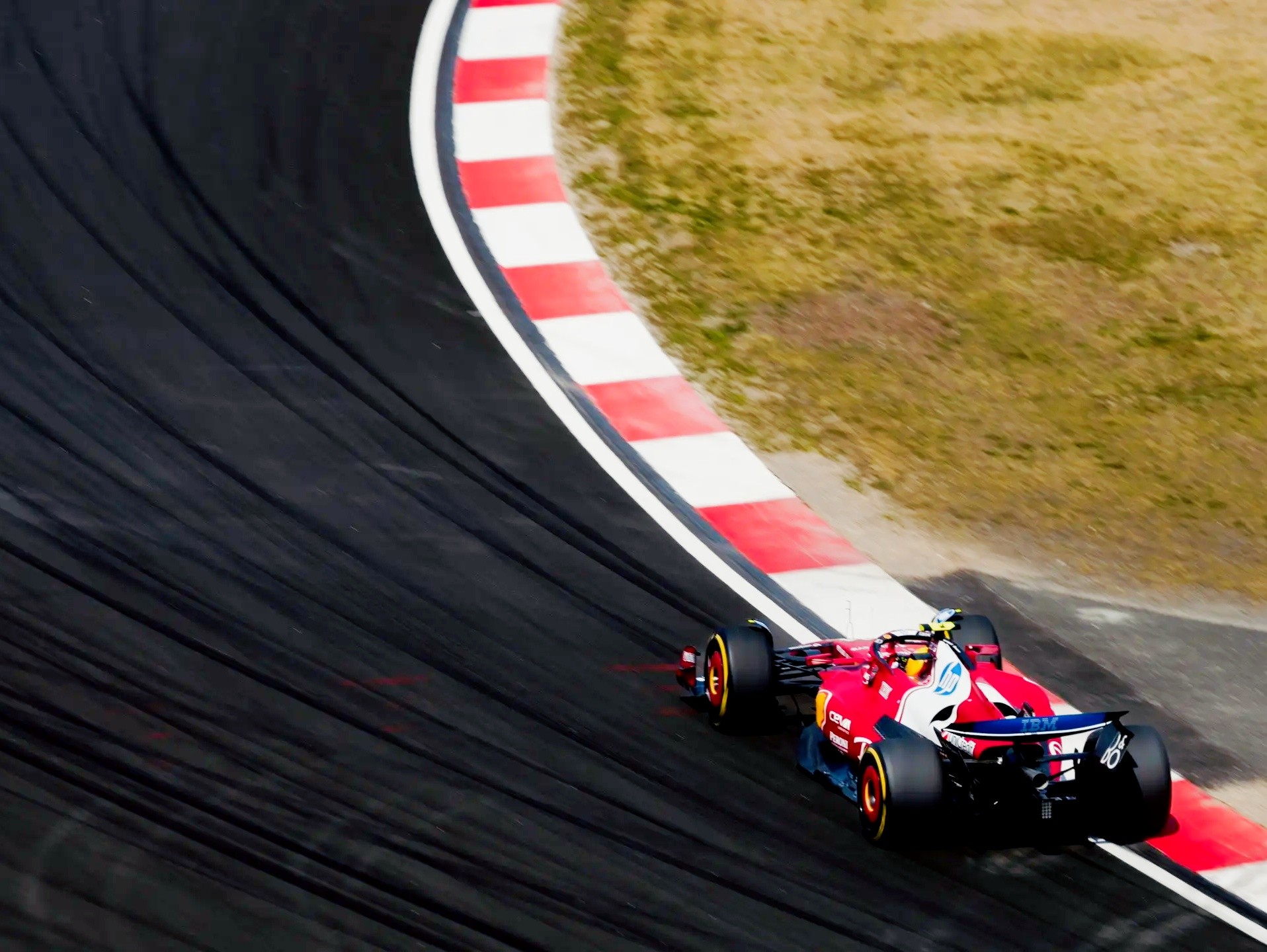 包含红牛车队鏖战迈凯伦，阿隆索点燃赛场的词条